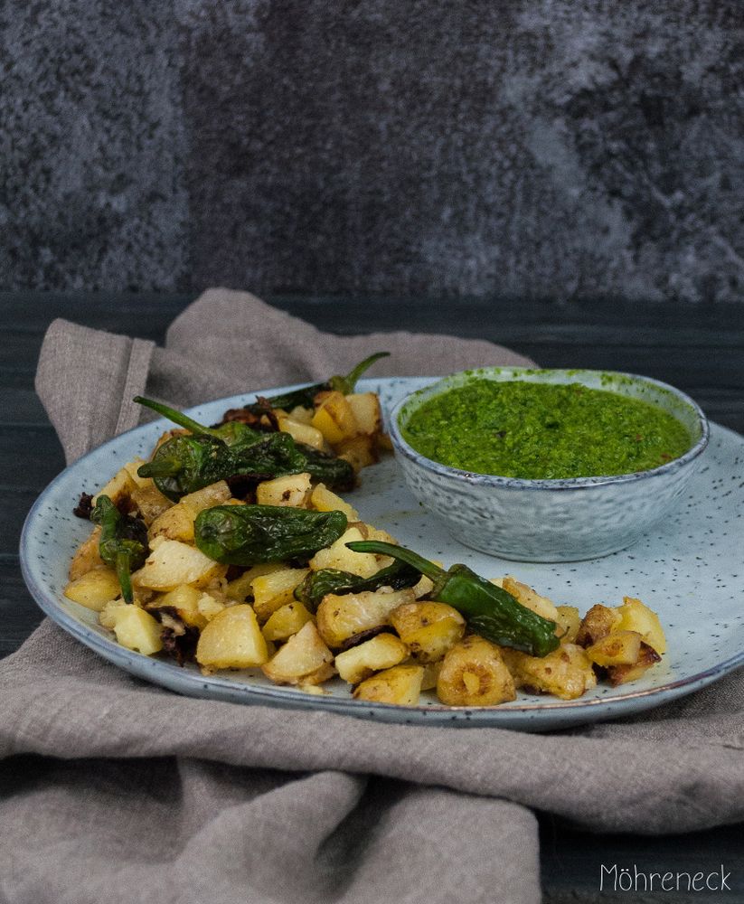 Rezeptbild: Patatas Bravas mit Mojo Verde & Pimientos