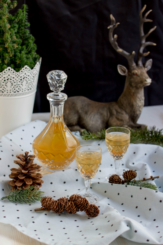 Rezeptbild: Quittenlikör mit Wintergewürzen