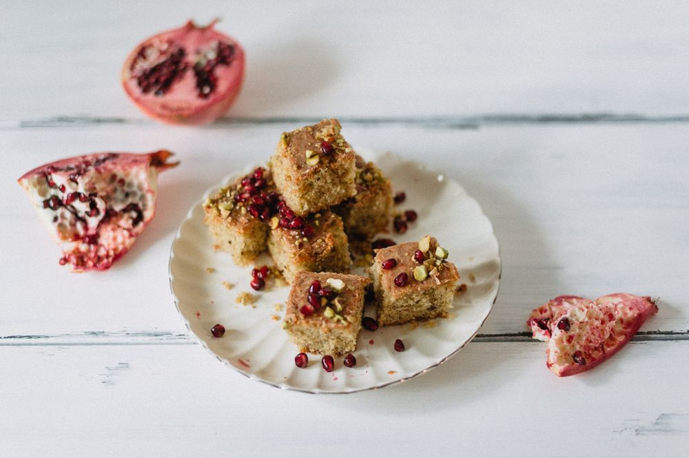 Rezeptbild: PISTAZIENKUCHEN MIT MANDELN UND ZIMT-KARDAMOM GUSS