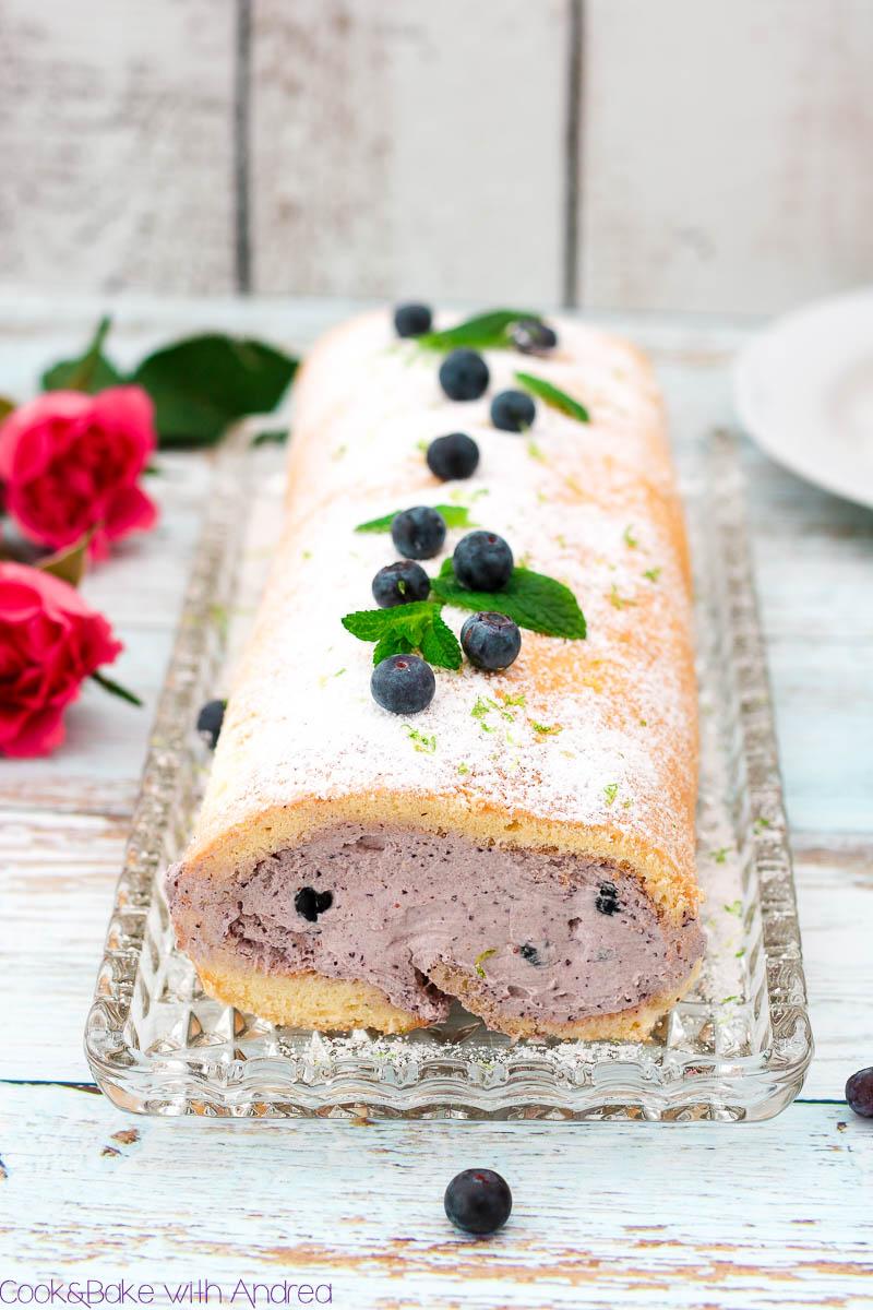 Rezeptbild: Heidelbeer-Biskuitrolle mit Rose und Vanille
