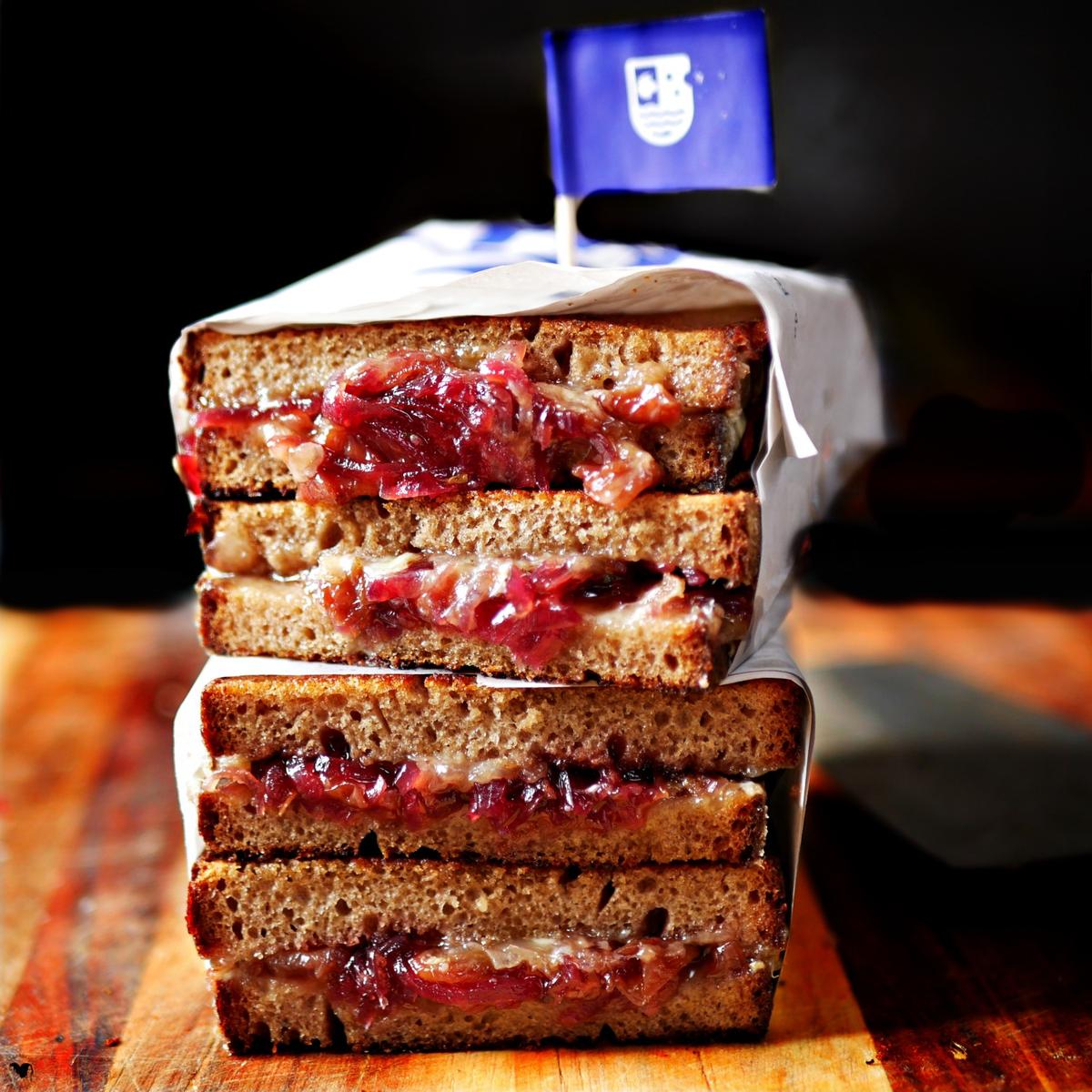 Rezeptbild: Grilled Cheese Sandwich mit Trauben Zwiebel Chutney