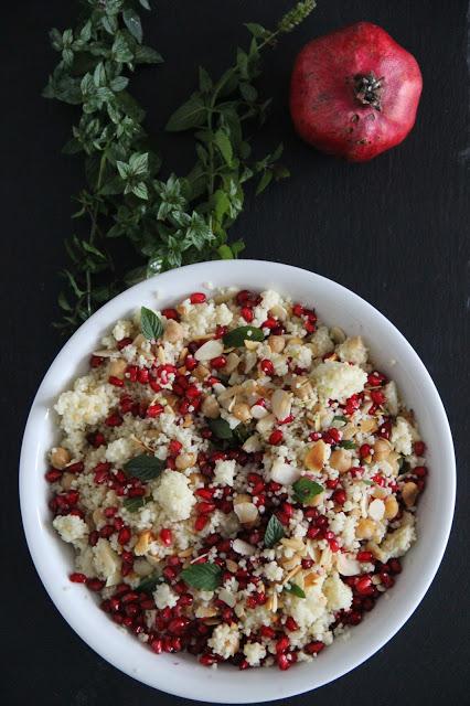 Rezeptbild: Couscous-Salat mit Kirchererbsen und Granatapfel à la Katie Quinn Davies