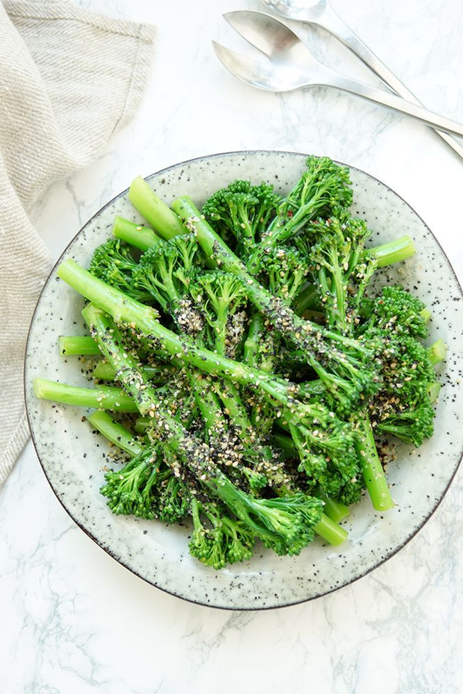 Rezeptbild: Bimi mit Sesam – eine vegetarische Beilage für Feinschmecker