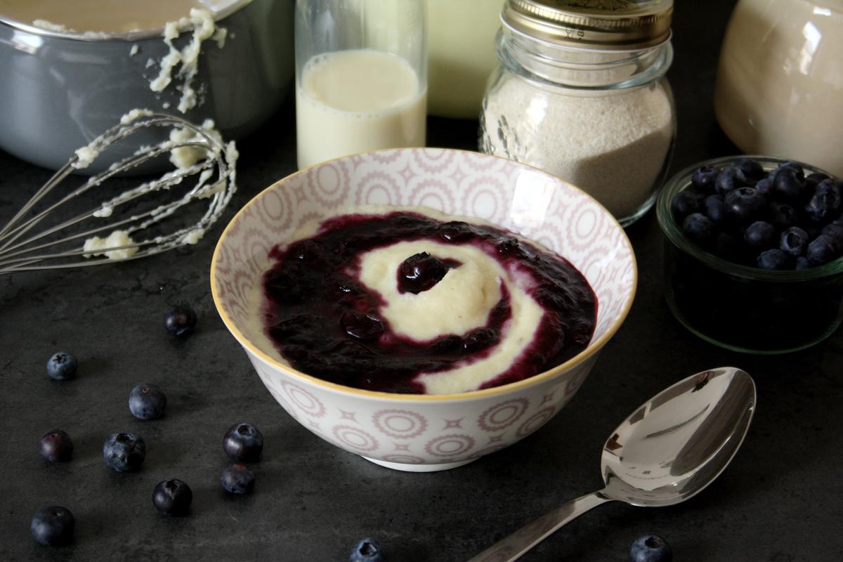 Rezeptbild: Griessbrei mit vanilliger Heidelbeersauce