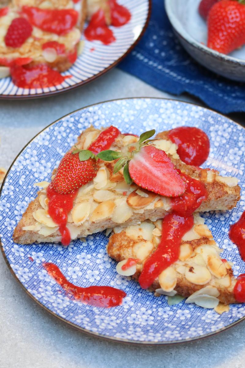 Rezeptbild: Mandel-French-Toast mit Erdbeersauce