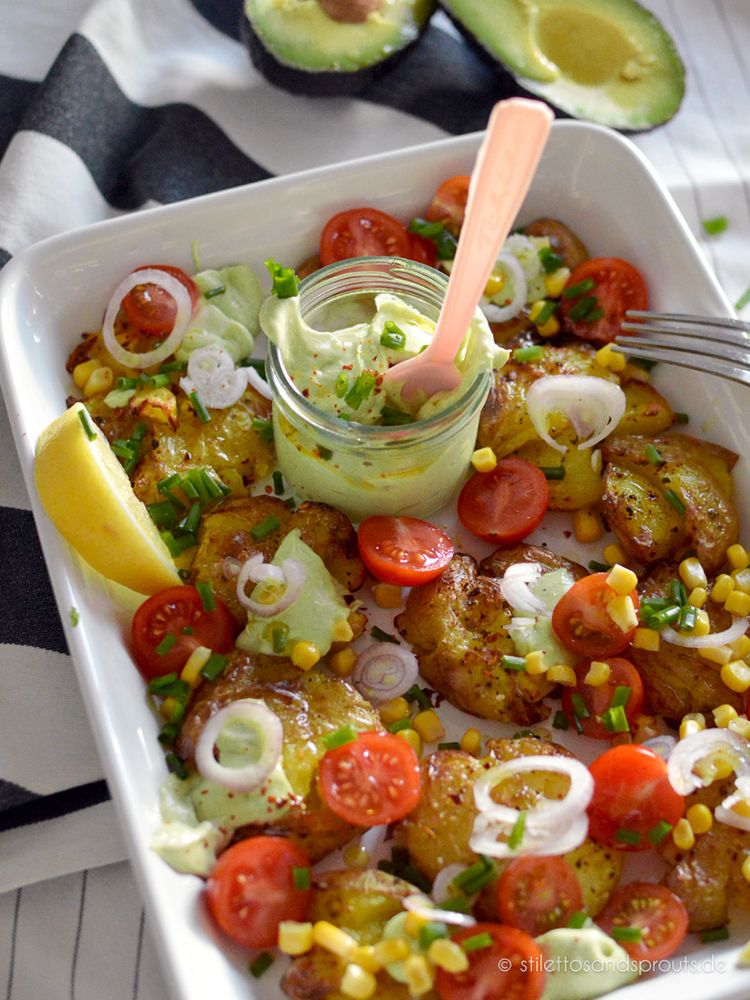 Rezeptbild: Smashed Potato Salad mit Avocado-Dressing