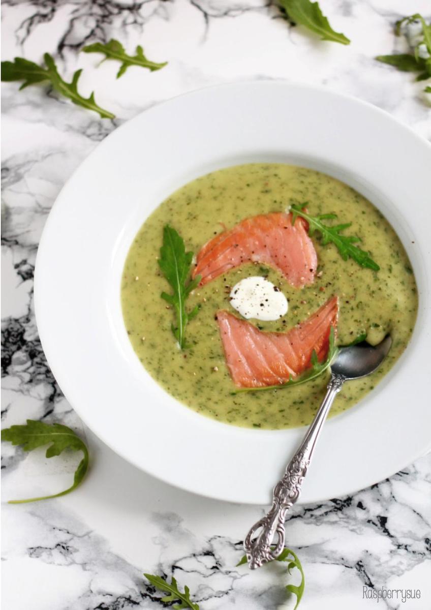 Rezeptbild: Würzige Kartoffel-Rucola-Crème mit Räucherlachs