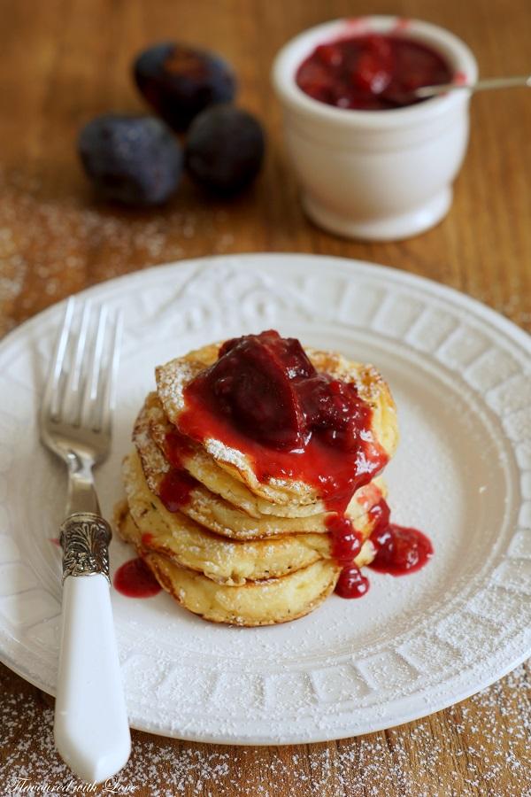 Rezeptbild: Ricotta-Pancakes mit Zwetschgenkompott