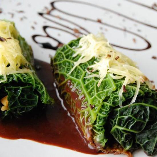 Rezeptbild: Gefüllte Wirsingblätter mit Räuchertofu-Champignons und Balsamico-Schokoladensoße