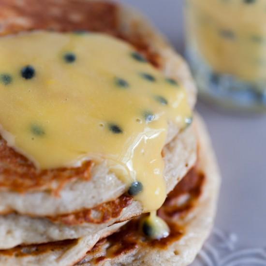 Rezeptbild: Bananen-Pancakes mit Passionsfrucht-Butter