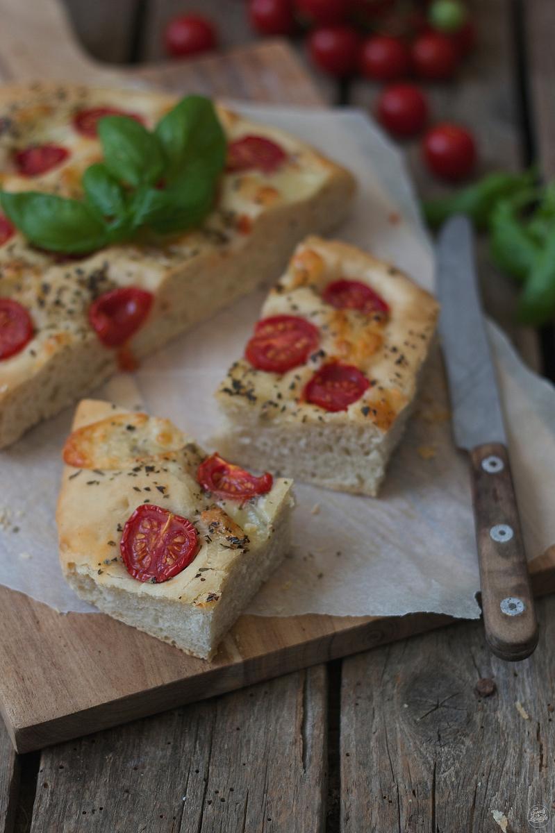 Rezeptbild: Focaccia mit Mozzarella und Tomaten