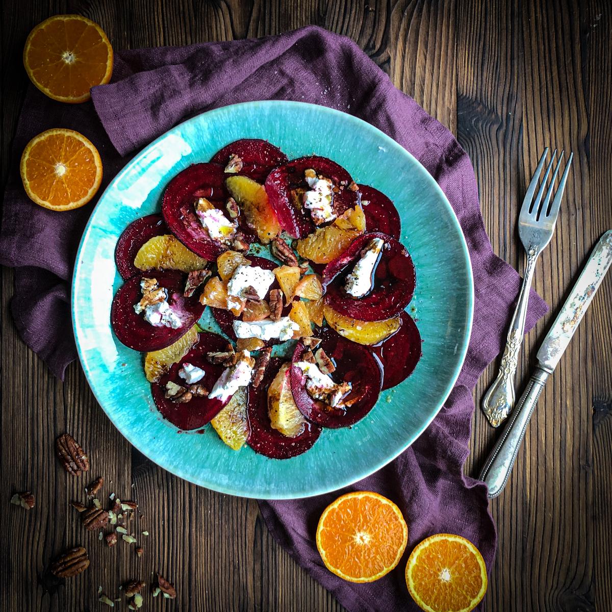 Rezeptbild: RANDEN (ROTE BETE) CARPACCIO MIT ORANGEN UND ZIEGENKÄSE