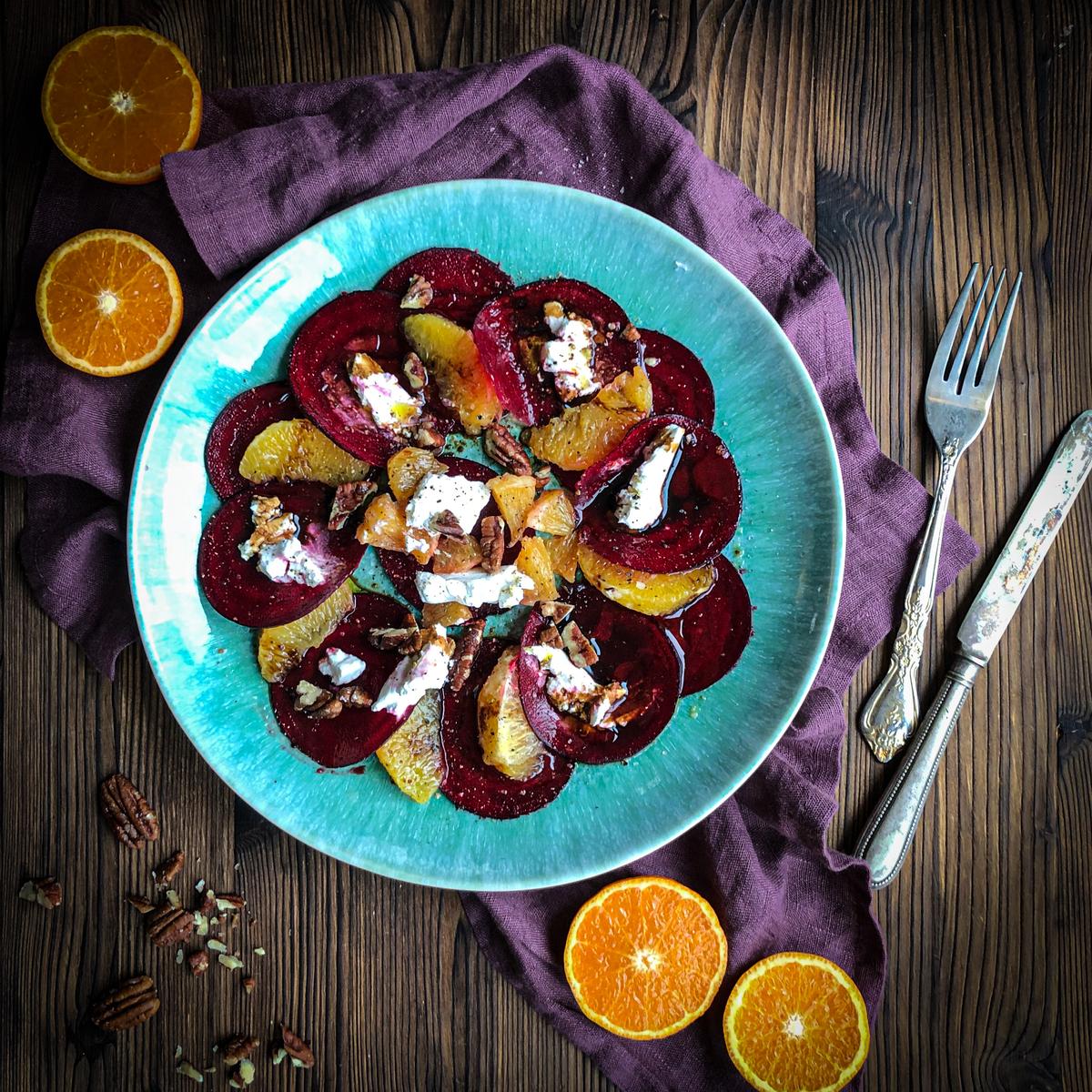 Rezeptbild: RANDEN (ROTE BETE) CARPACCIO MIT ORANGEN UND ZIEGENKÄSE