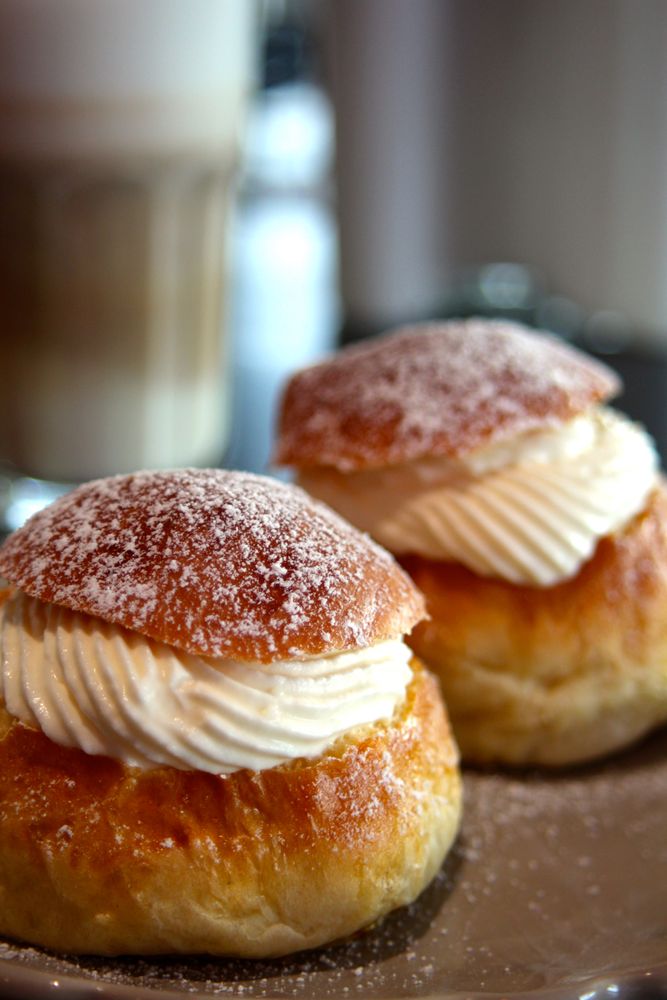 Rezeptbild: Semlor - schwedische Hefebällchen mit Marzipan-Sahnefüllung