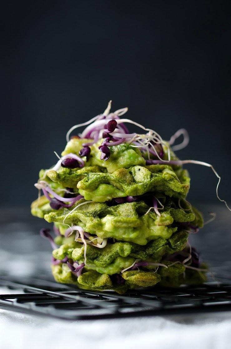 Rezeptbild: Vegane Spinatwaffeln mit Avocado und Sprossen