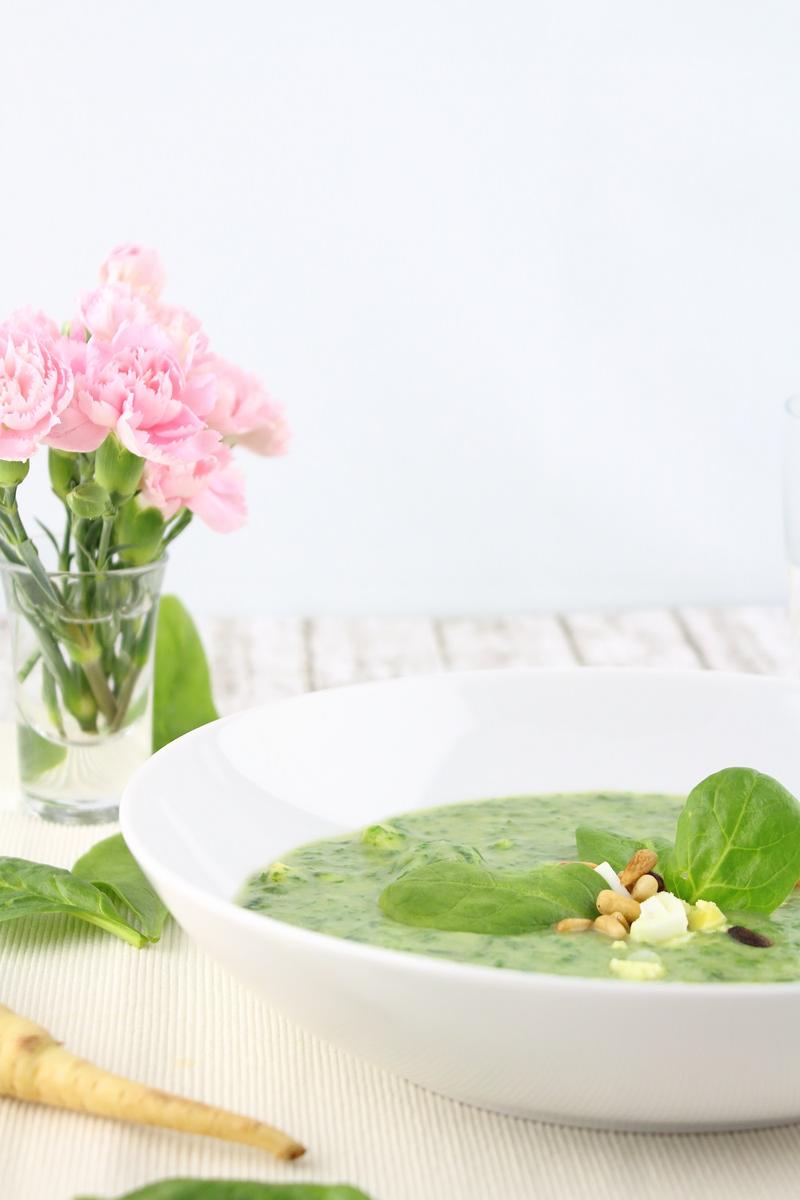 Rezeptbild: Pastinaken-Spinat-Suppe mit Ei