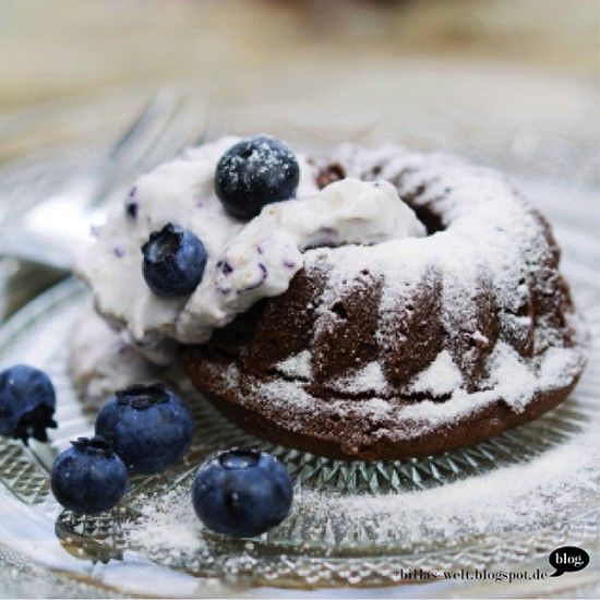Rezeptbild: Mini-Schoko-Gugls mit Heidelbeersahne, vegan