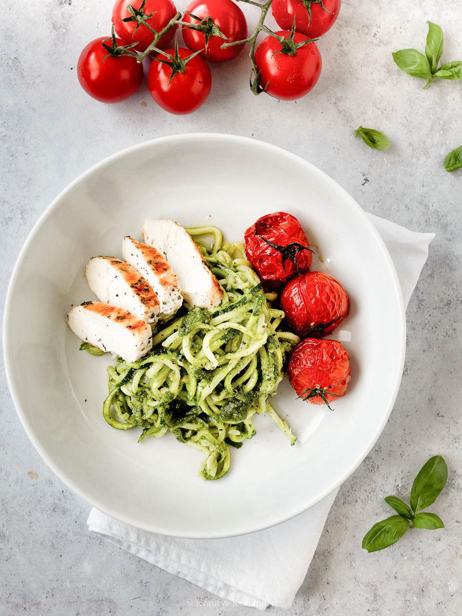 Rezeptbild: Low Carb Zucchini-Nudeln mit Hühnchen und Ofentomaten