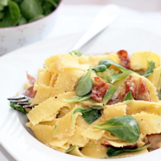 Rezeptbild: Pasta mit Vanille-Carbonara und Feldsalat