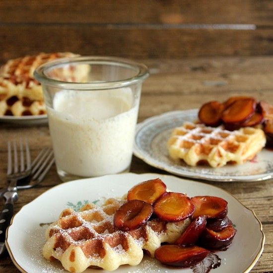 Rezeptbild: Knusprige Waffeln mit Zwetschgen