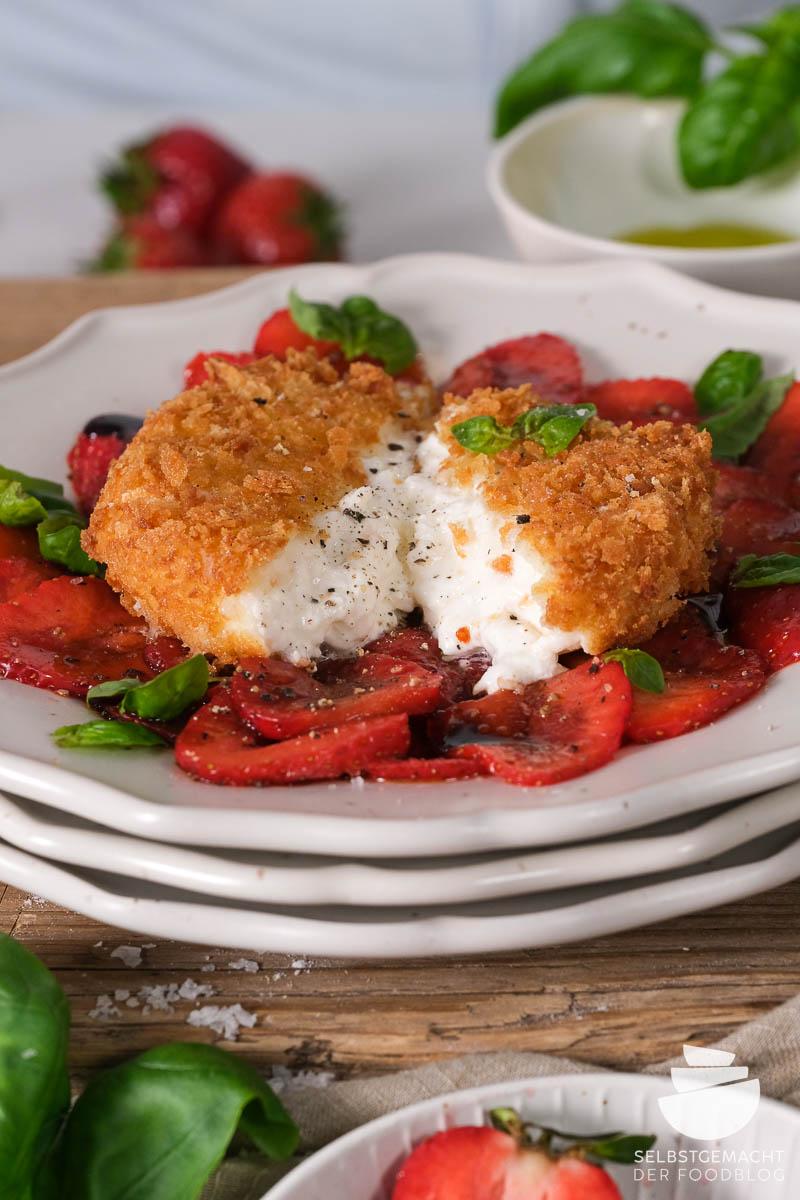 Rezeptbild: Panierter Burrata auf Erdbeercarpaccio