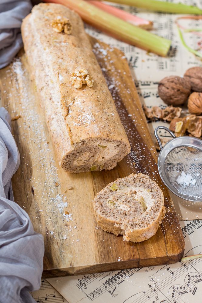Rezeptbild: Walnuss-Biskuitrolle mit Rhabarberfüllung