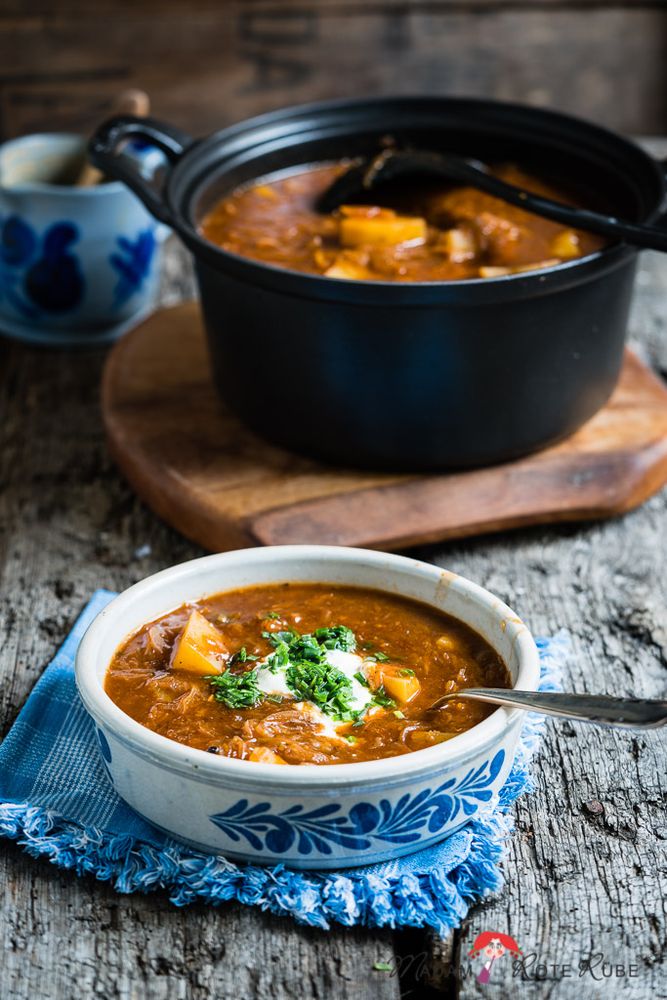 Rezeptbild: Vegetarisches Kartoffel-Gulasch mit Sauerkraut 
