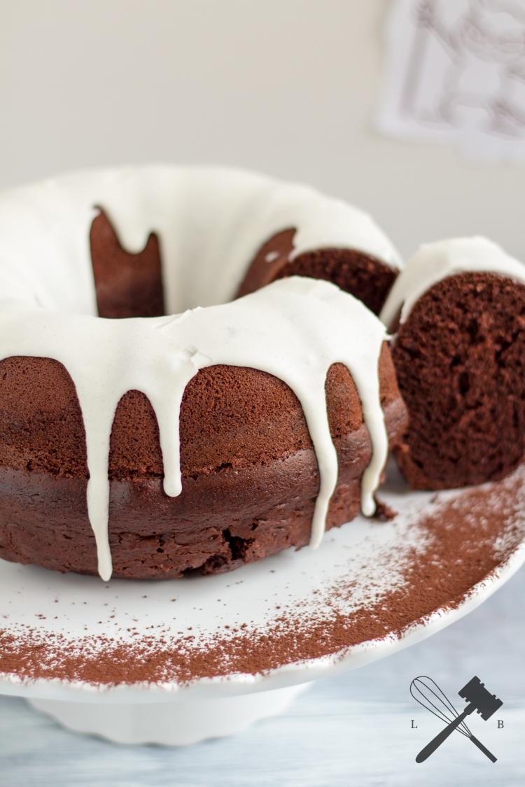 Rezeptbild: Devils Food Guglhupf mit Frischkäse Glasur