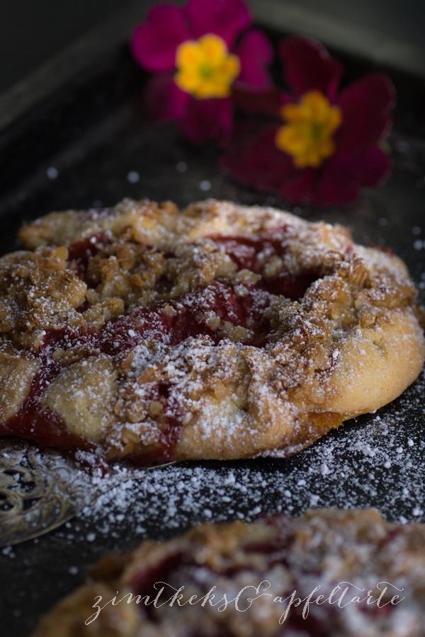 Rezeptbild: Mini-Erdbeer-Galettes mit Haferflocken-Knusper