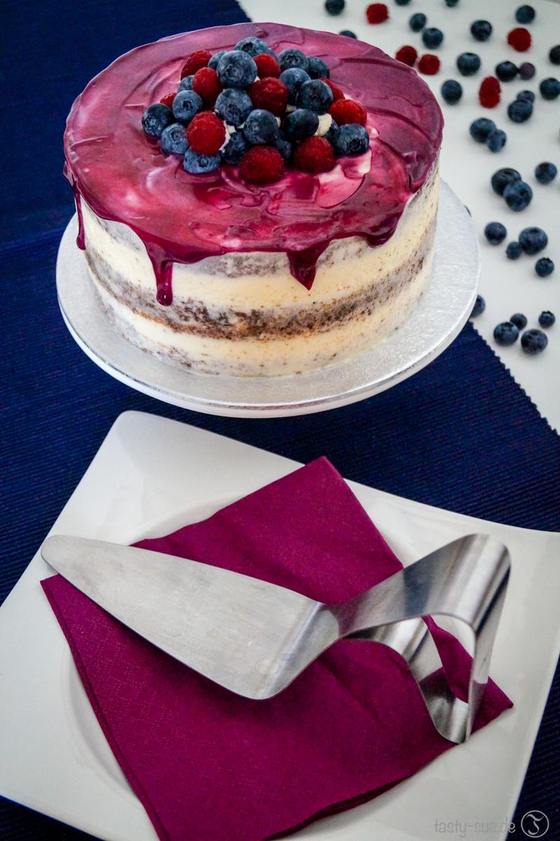 Rezeptbild: Seminaked Cake mit Frischkäsefrosting und Blaubeerfüllung