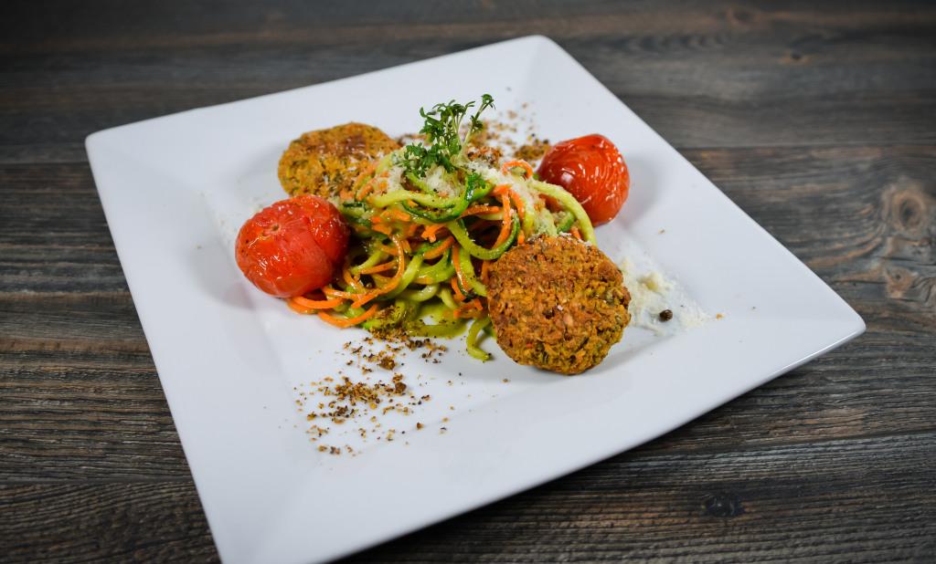 Rezeptbild: Mini – Vegiburger auf Gemüsepasta mit Rucola-Pesto