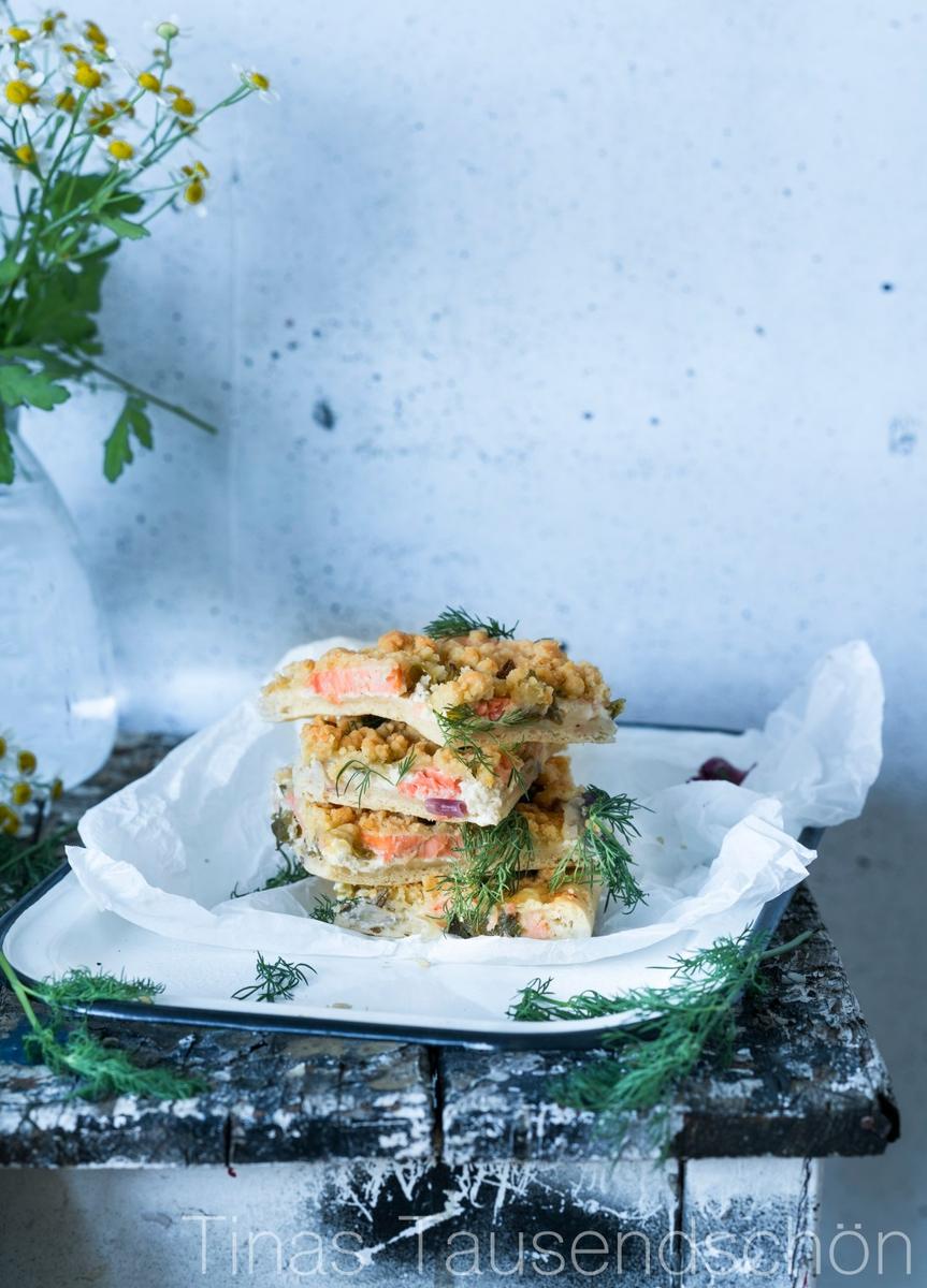 Rezeptbild: Herzhafter Streuselkuchen mit Lachs und Dill