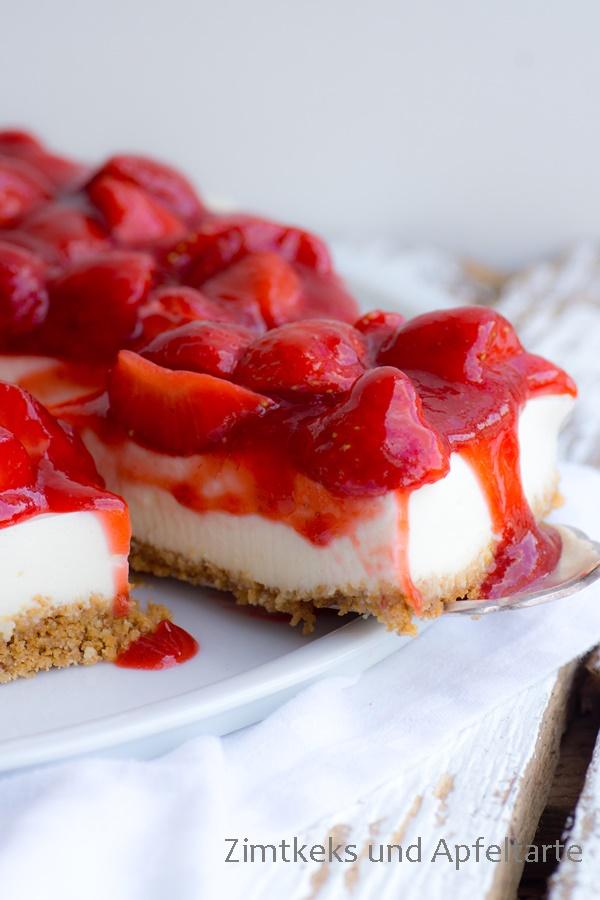 Rezeptbild: Holunder-No-Bake-Cheesecake mit Erdbeersauce