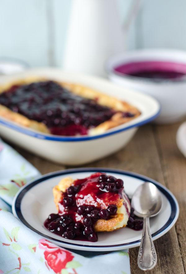 Rezeptbild: Quark-Grieß-Auflauf mit angedickten Heidelbeeren