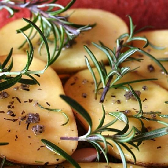 Rezeptbild: Ofenkartoffeln und verschiedene Gemüse