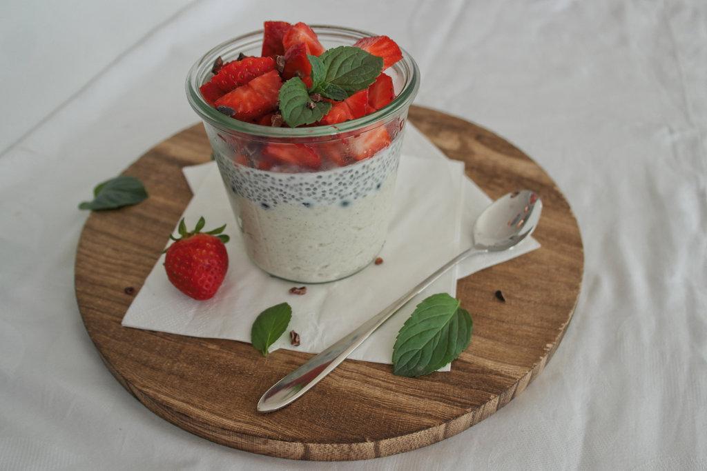 Rezeptbild: Vanilla-Overnight-Oats mit Chia-Pudding und Erdbeeren