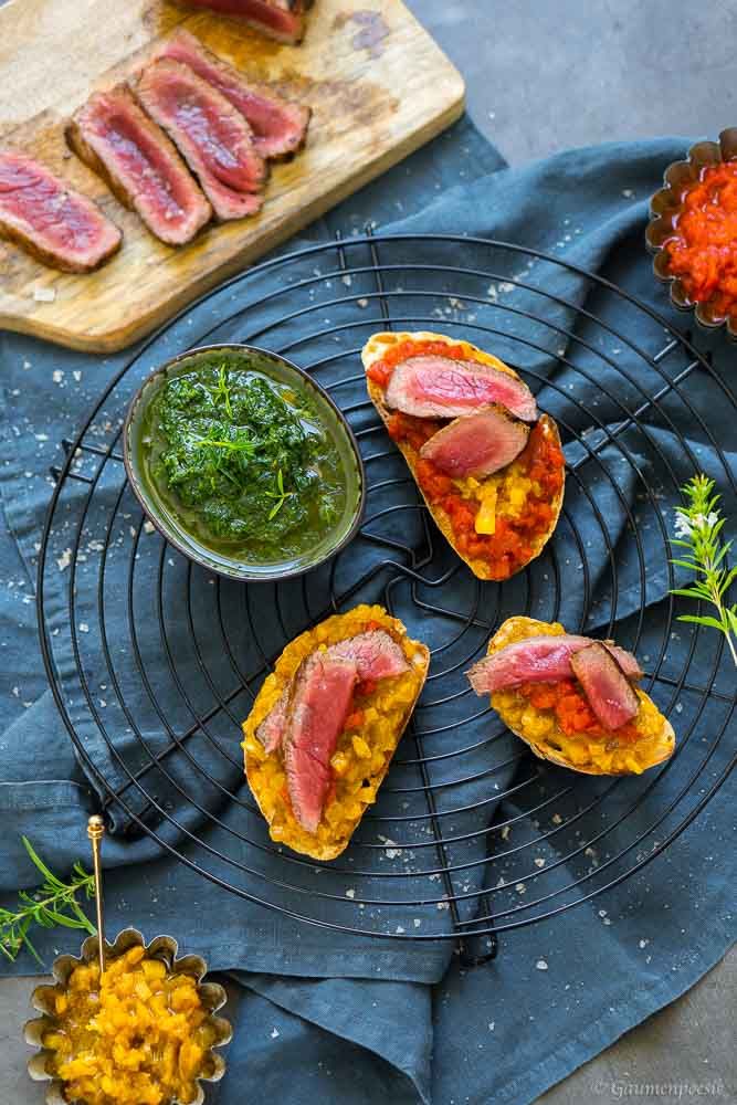 Rezeptbild: Entrecôte mit Paprika-Crostini und Petersiliensauce