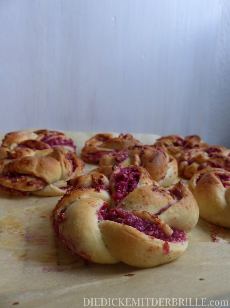 Rezeptbild: Hefeteigröschen mit Johannisbeerfüllunh