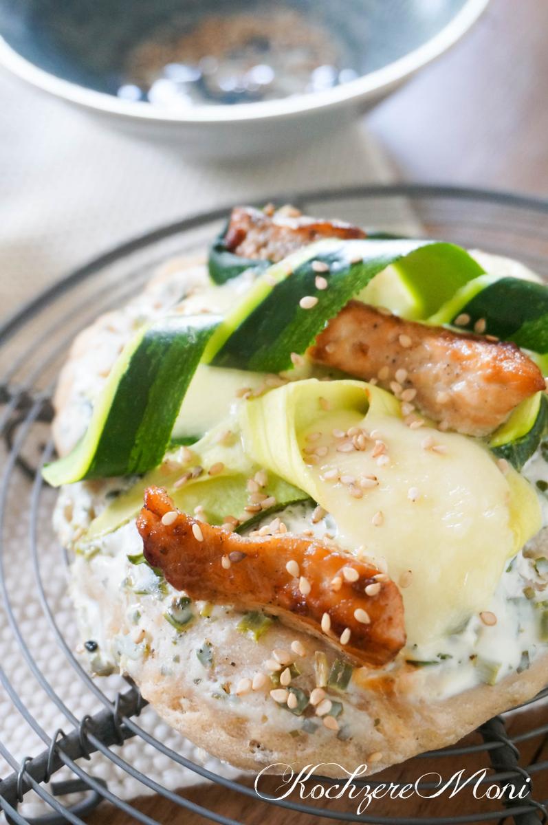 Rezeptbild: Roggenfladen mit Putensteakstreifen, Zucchini und Mozzarella