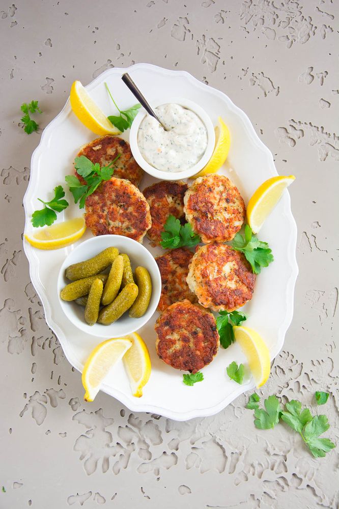Rezeptbild: Fischbuletten mit Erbsenpüree und einer Blitzremoulade