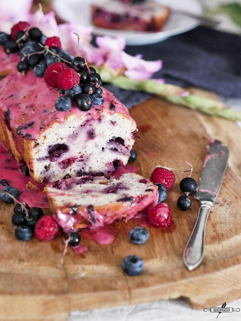 Rezeptbild: Glutenfreier Beerenkuchen mit Cassis- Zuckerguss