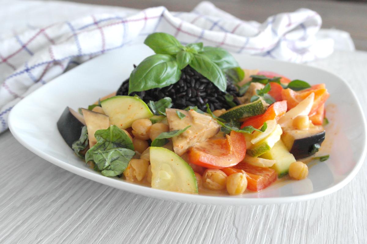 Rezeptbild: Veggie Thai Curry mit schwarzem Reis