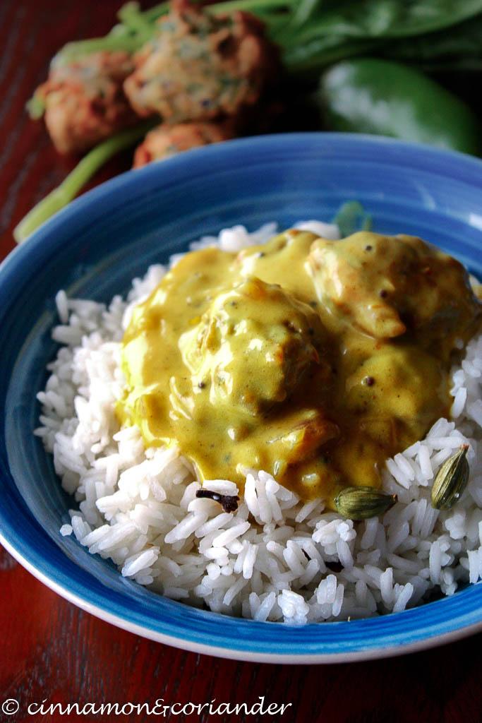 Rezeptbild: Indisches Joghurt Curry mit Spinat Klößchen