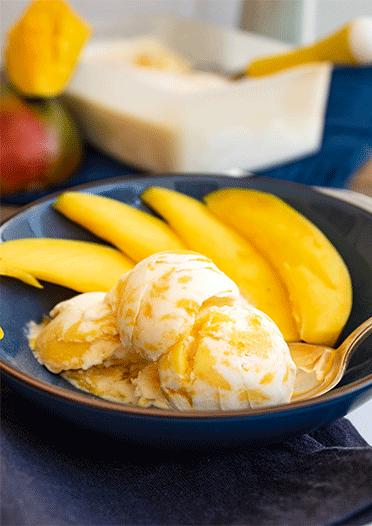 Rezeptbild: Crème fraîche Eis mit Mango