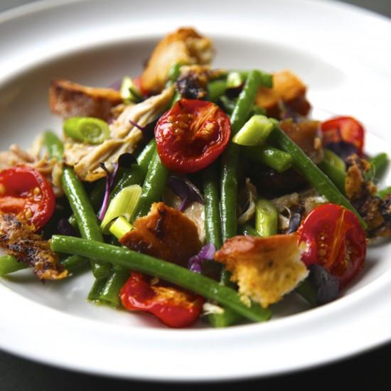 Rezeptbild: Bohnensalat mit zerpflücktem Hühnchen und geschmolzene Tomaten