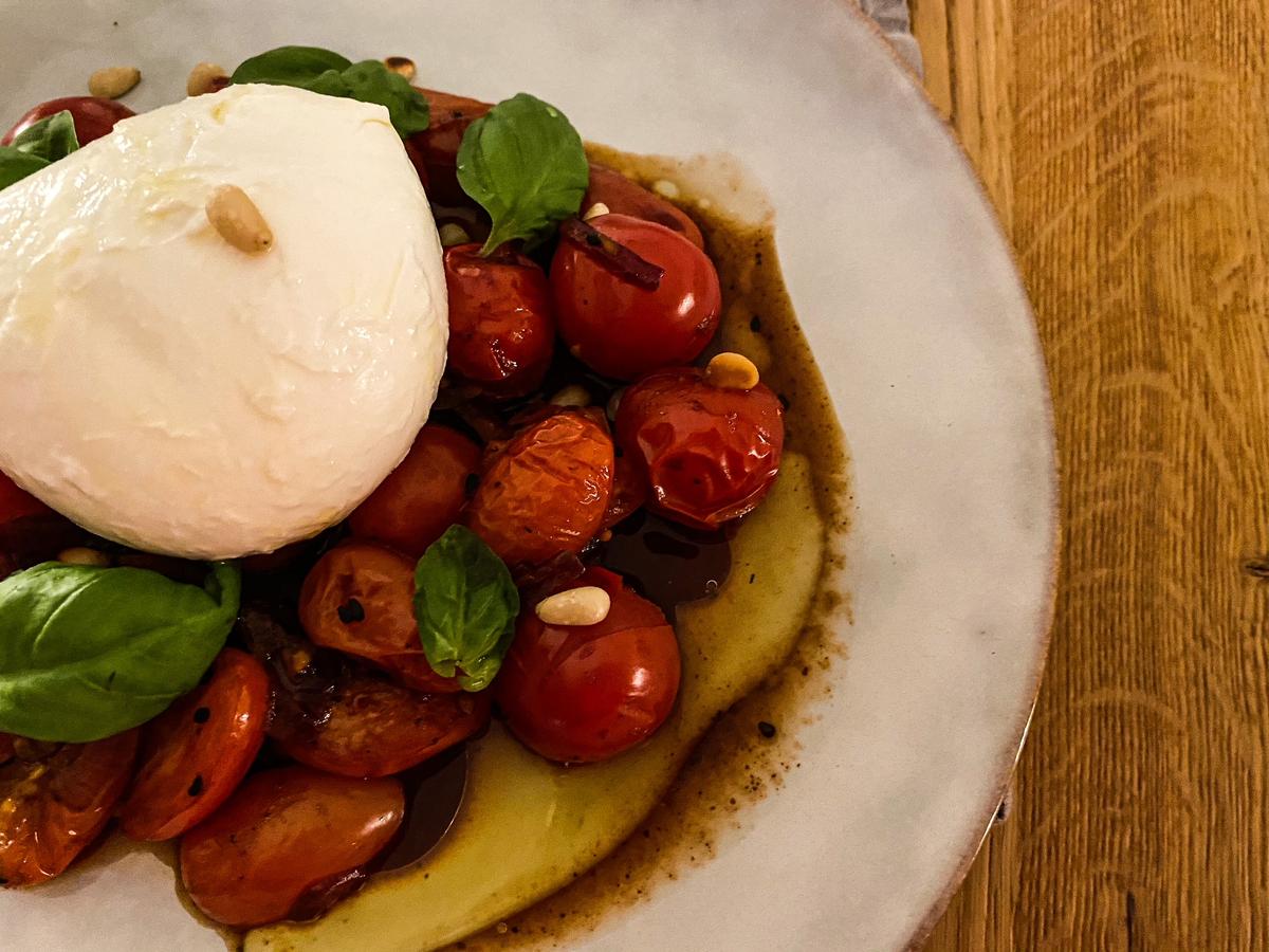 Rezeptbild: Lauwarmer Tomatensalat mit Mozzarella
