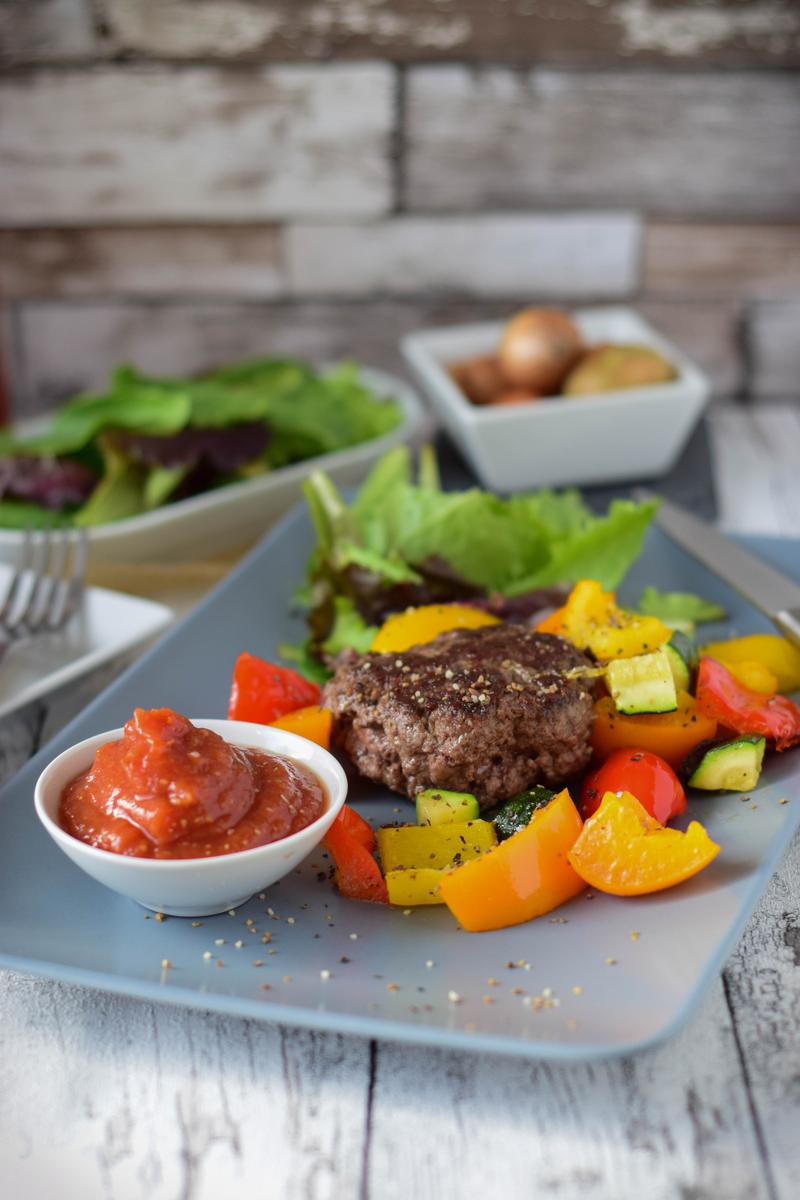 Rezeptbild: Low Carb Burger mit Ofengemüse
