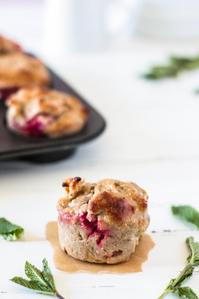 Rezeptbild: Vegane und glutenfreie Rhabarber-Erdbeer-Muffins