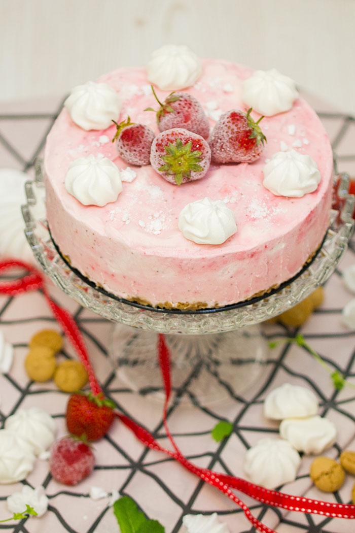 Rezeptbild: Erdbeer-Baiser-Eistorte mit Amarettini-Knusperboden