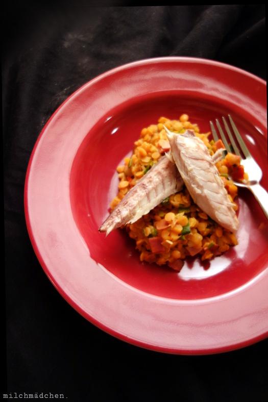 Rezeptbild: Räucherfisch auf roten Sahnelinsen